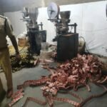 दुर्ग में अवैध गुटखा फैक्ट्री पर पुलिस का छापा: “मुसाफिर” ब्रांड गुटखा बनाते 13 मजदूर पकड़े